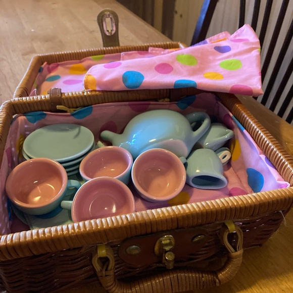 Vintage child picnic basket with miniature tea set - Picture 1 of 10